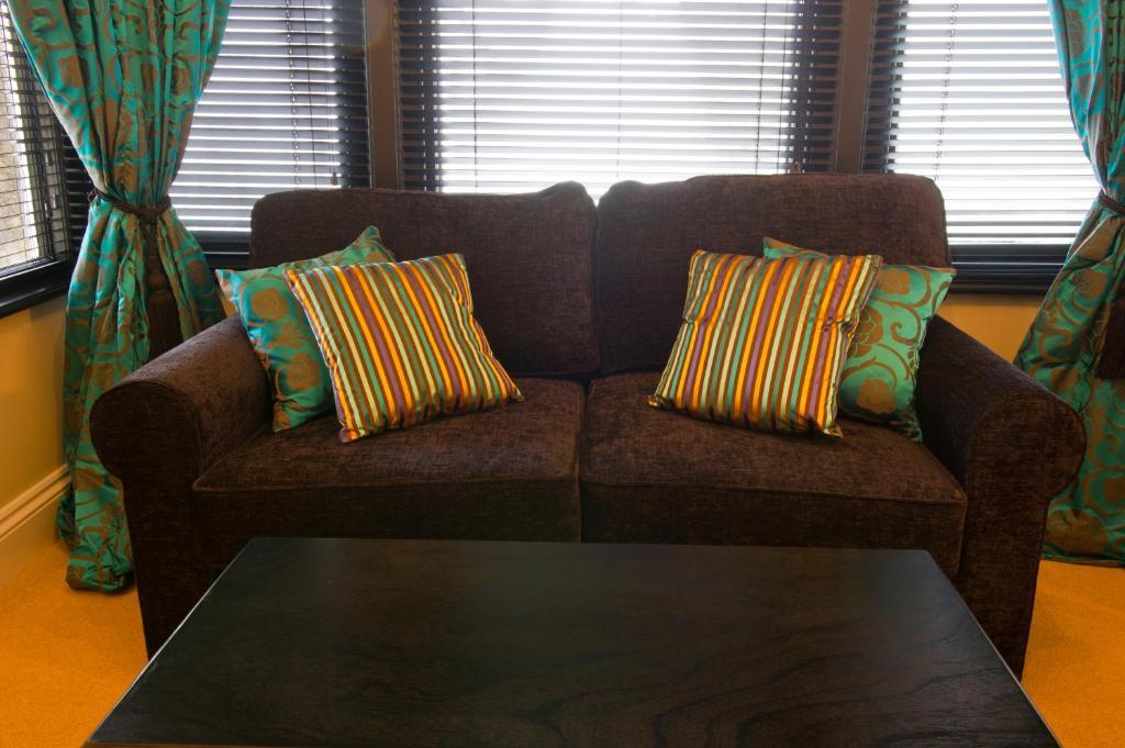 Hotel The Grafton Harrogate Camera foto A sofa with cushions