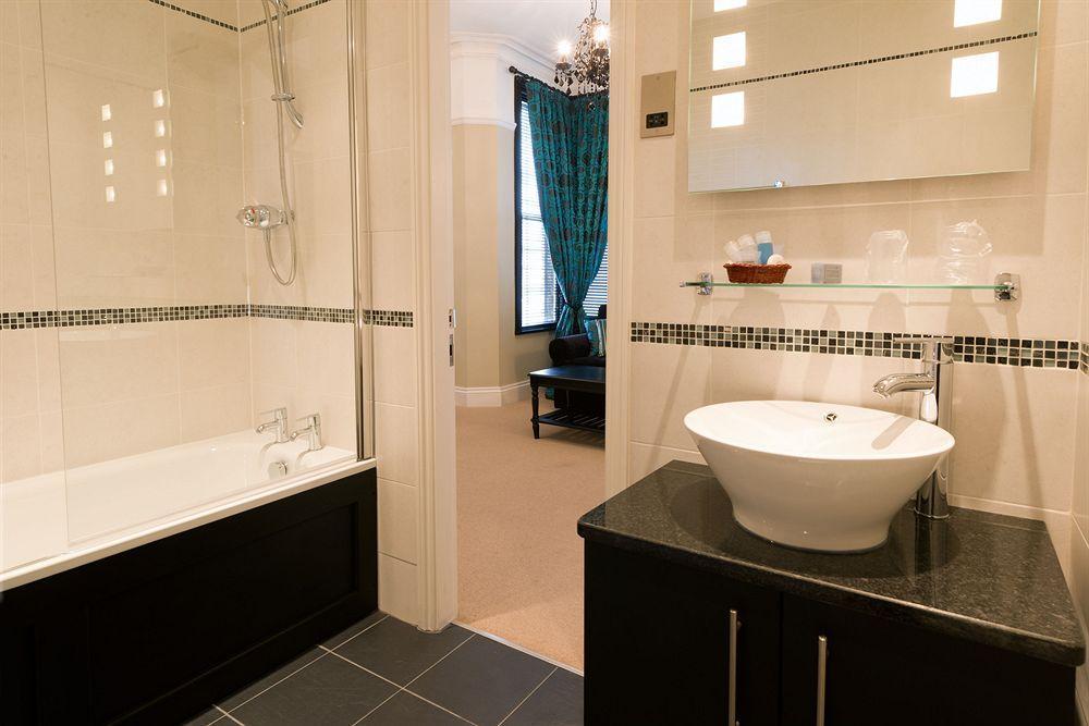 Hotel The Grafton Harrogate Esterno foto Bathroom