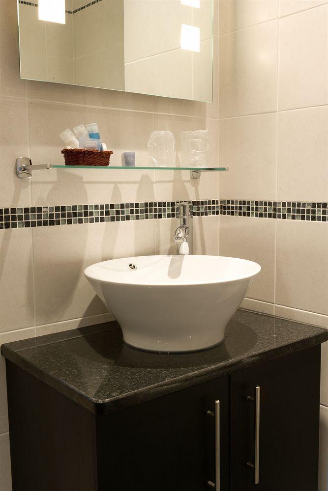 Hotel The Grafton Harrogate Esterno foto A washbasin